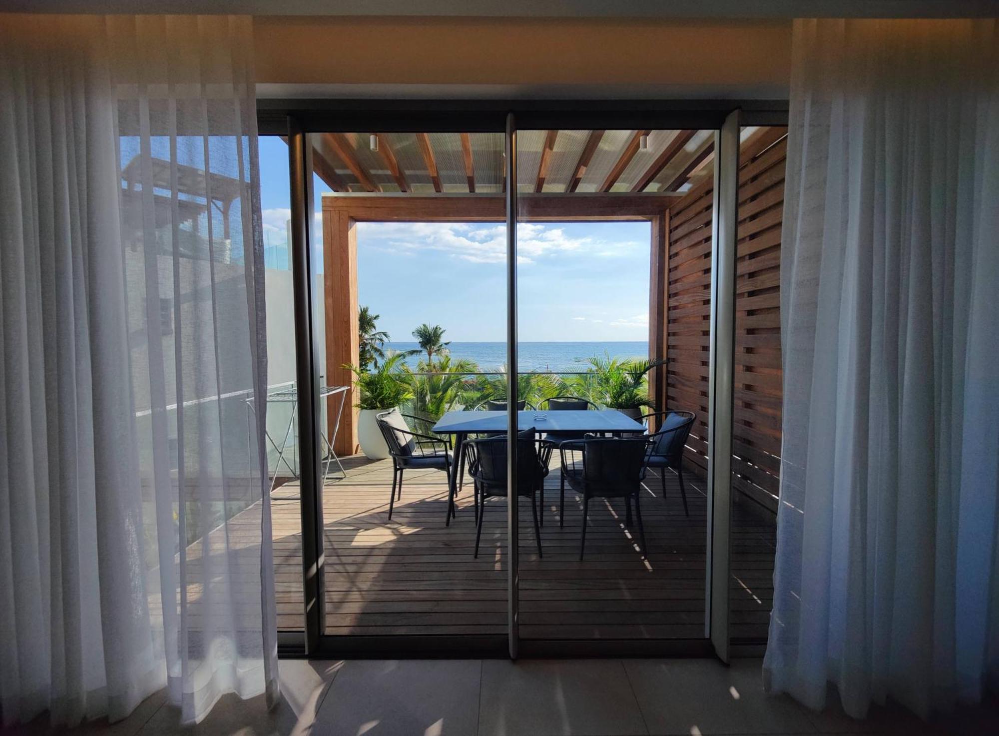 Ocean Point Beach Front Apartment Pointe aux Piments Exterior foto