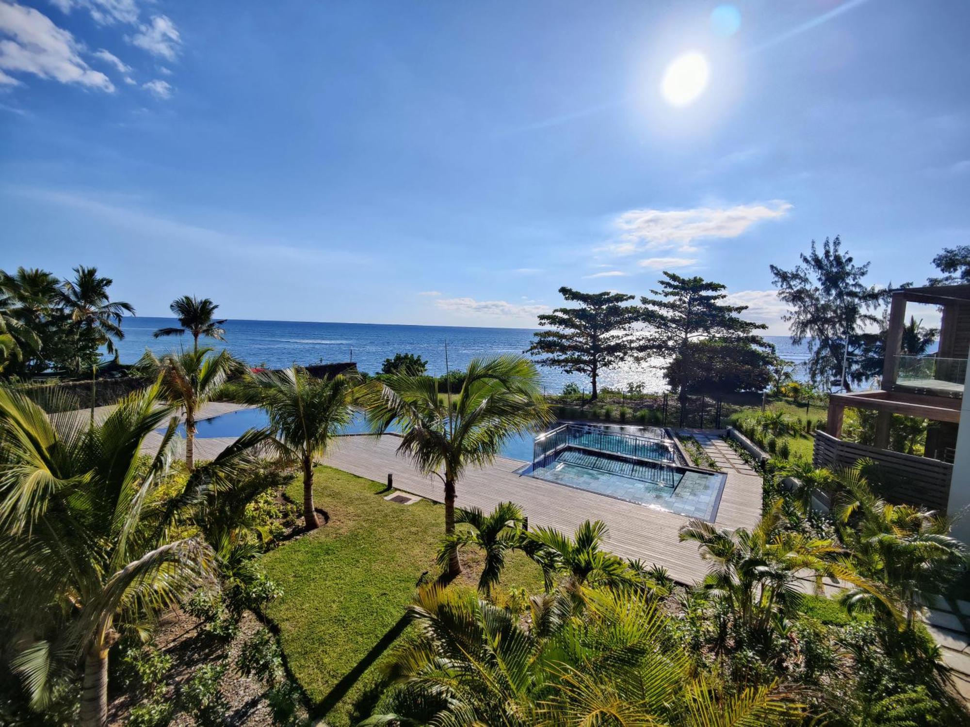 Ocean Point Beach Front Apartment Pointe aux Piments Exterior foto